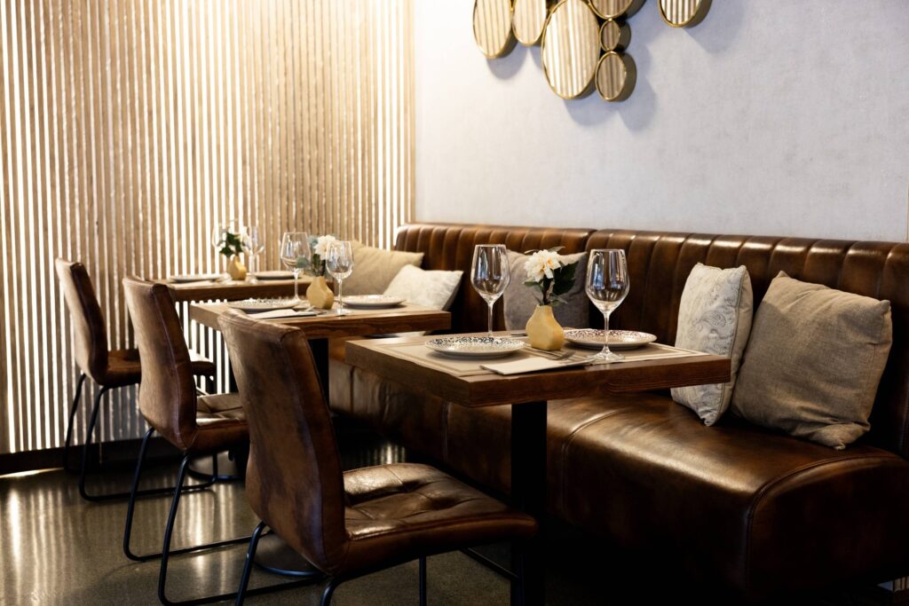 Interior acogedor del restaurante libanés Fatoush en Chamberí, Madrid